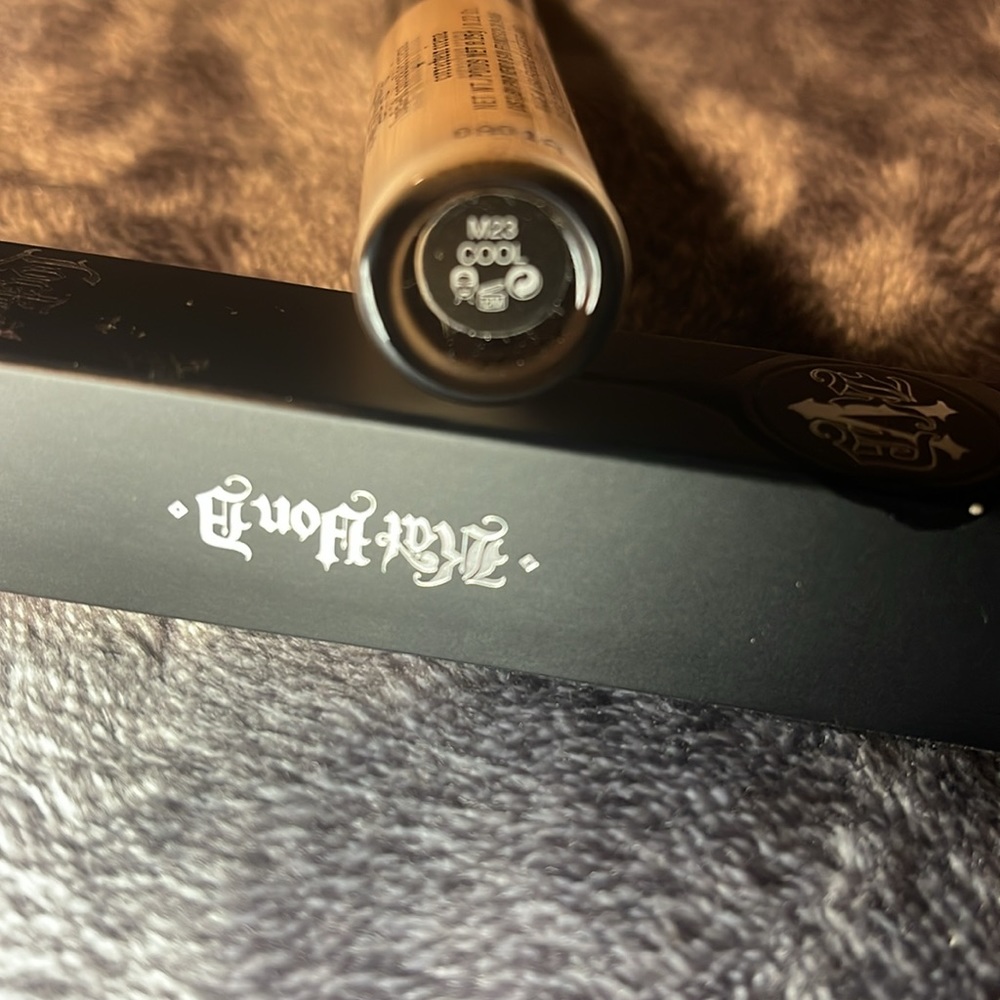 KVD Medium 23 Cool Lock-it Concealer - Picture 2 of 4